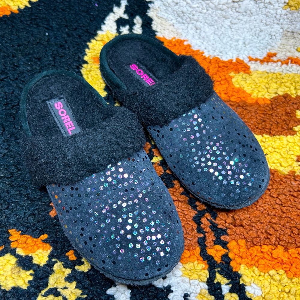Cozy Cute, SOREL, slip ons with cutie metallic dots!!
